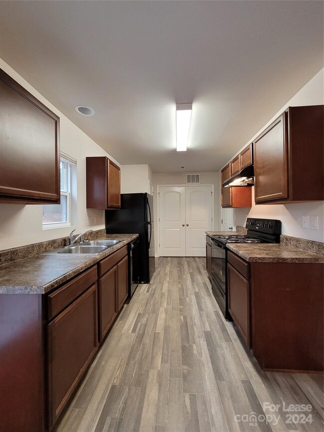 Building Photo - 2121 Pinnacle View Dr