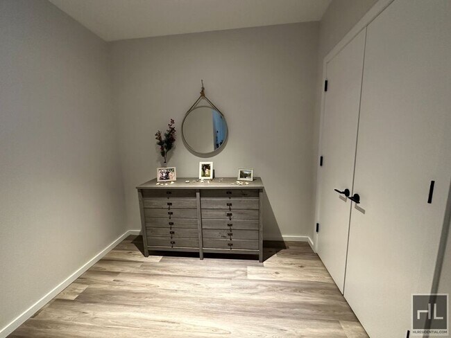 Foto del edificio - New Construction! Modern 1.5 Bedroom in th...