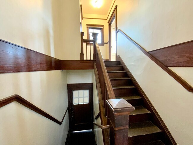 Building Photo - Unique Vintage 1 Bedroom 1 Bath Apartment ...