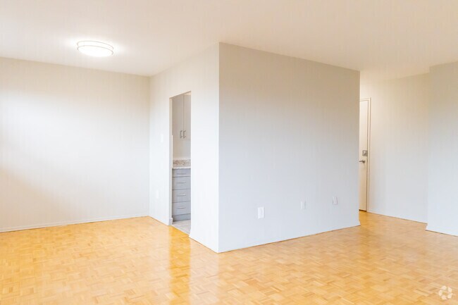 2BR, 1BA - 756SF - Salon - 1051 Seneca Av
