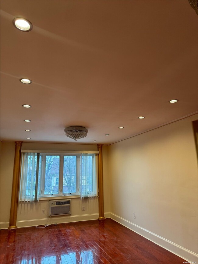 Building Photo - 172-66 Henley Rd