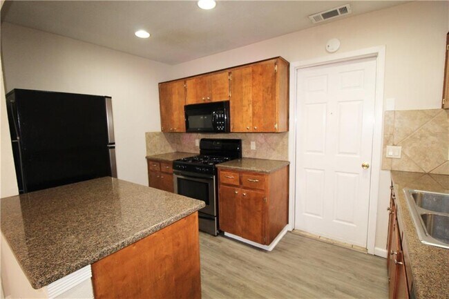 Building Photo - 7202 Scenic Oaks Cir