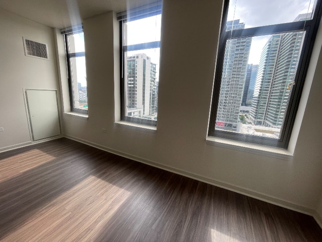 Foto del edificio - 360 N Jefferson St