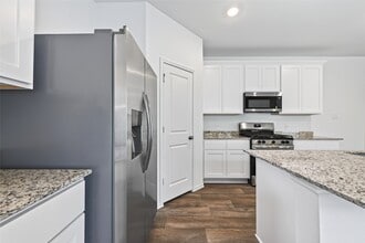 Building Photo - 3030 Lake Crest Dr