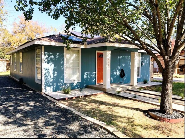 Building Photo - Incredible Downtown Round Rock Home for Rent