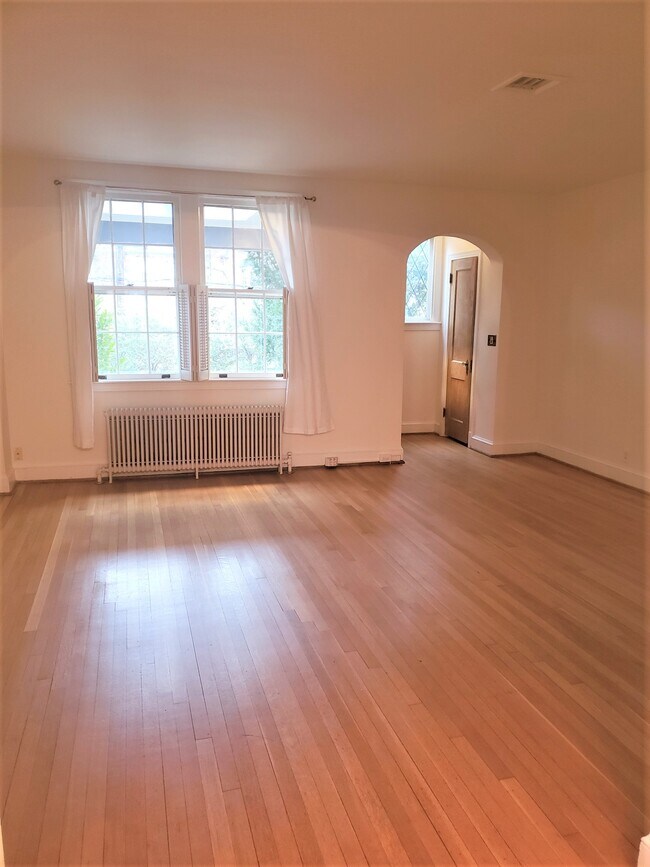 Foto del edificio - 3829 Calvert St NW