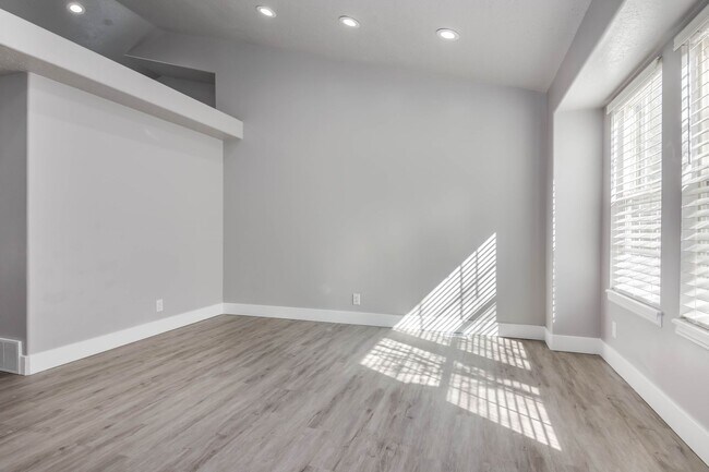 Building Photo - Gorgeous Four Bedroom Home, 2600 sq. ft., ...