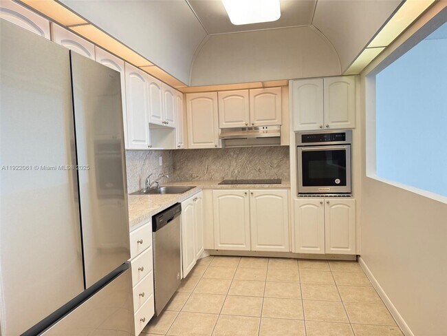 Foto del edificio - 19380 Collins Ave