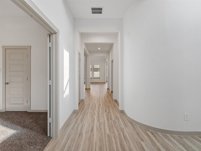 Building Photo - 818 Kingwood Dr