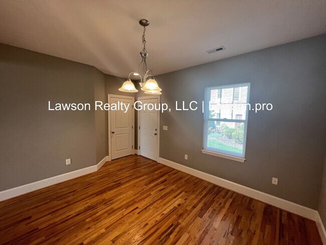 Foto del edificio - Luxurious Colonial Green Townhome