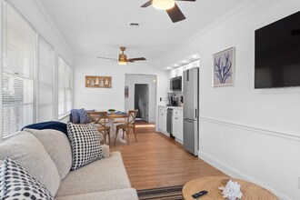 Building Photo - 403 11th Ave S