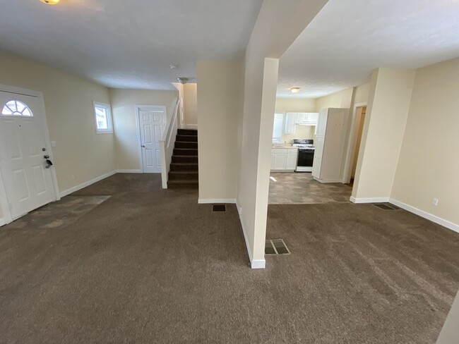 Building Photo - Renovated 3 Bed 1 Bath House for Rent on S...