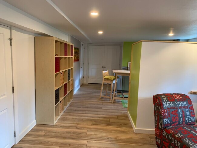 Building Photo - 6915 Yates St