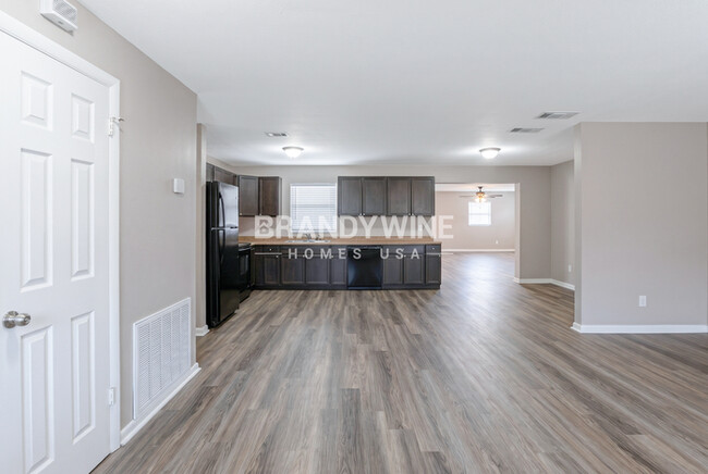 Building Photo - 6623 Kinlock Dr W
