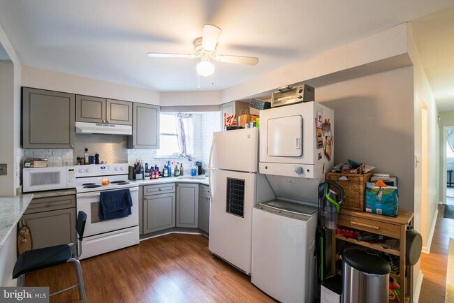 Building Photo - 1515 W Shunk St