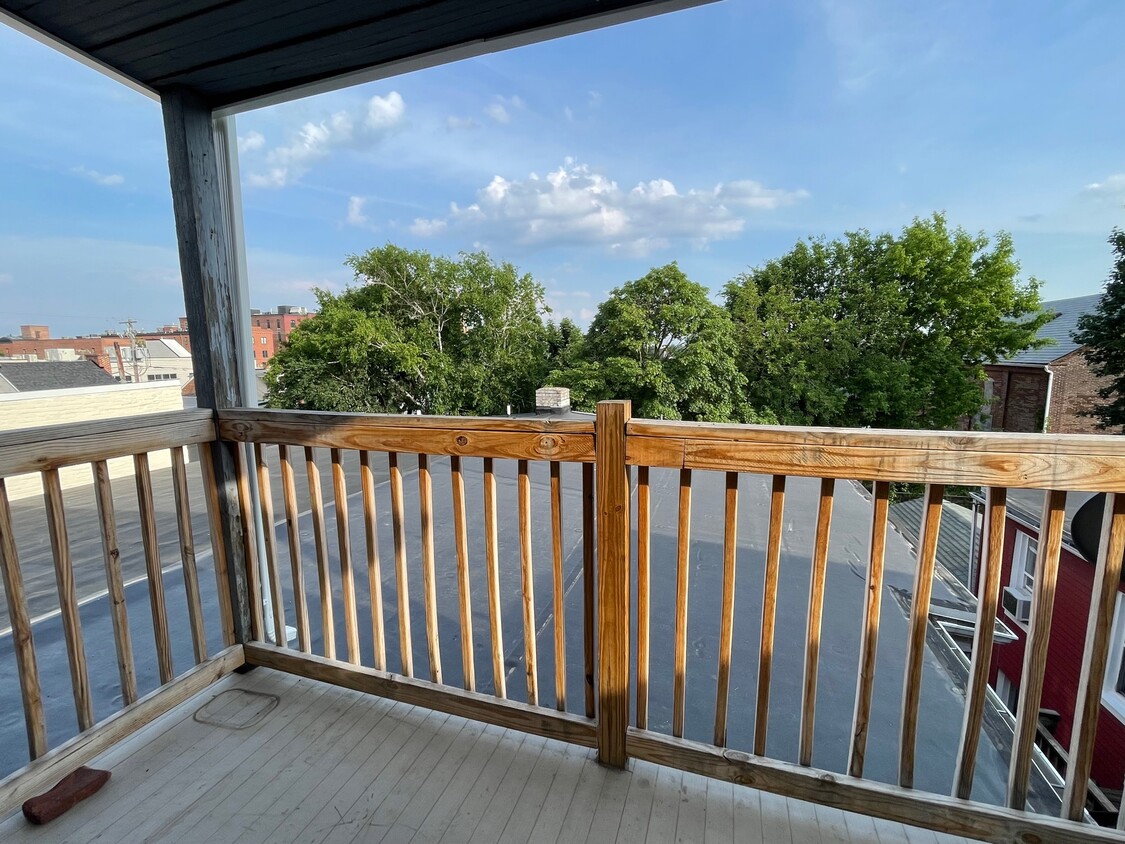 Balcony - 220 W James St