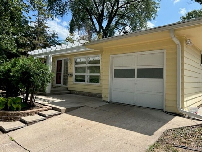Building Photo - Charming Single Family Home to-fantastic f...