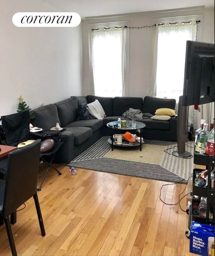 Foto principal - 230 E 27th St