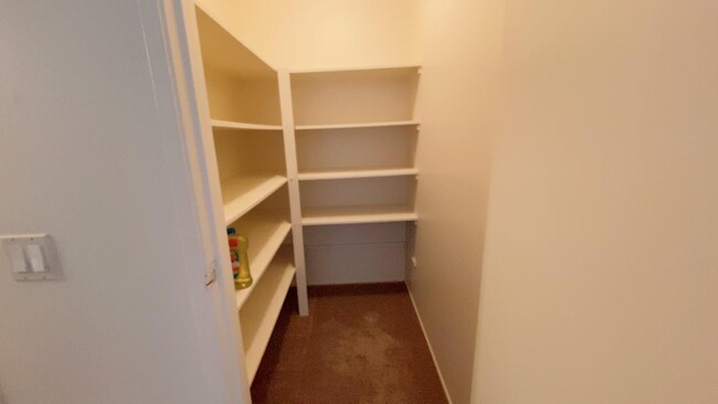 Foto del edificio - 3212 Golden Oaks Ln