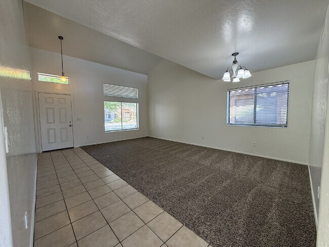 Foto del edificio - Updated 3-Bedroom Home with Vaulted Ceilin...