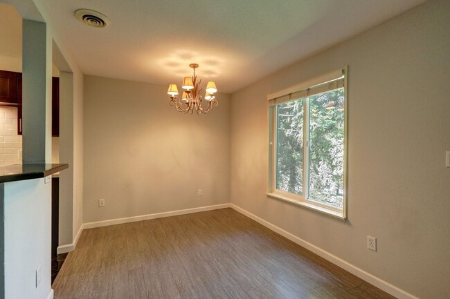 Building Photo - Downtown Bellevue 2BR 1BA Condo-Just Block...