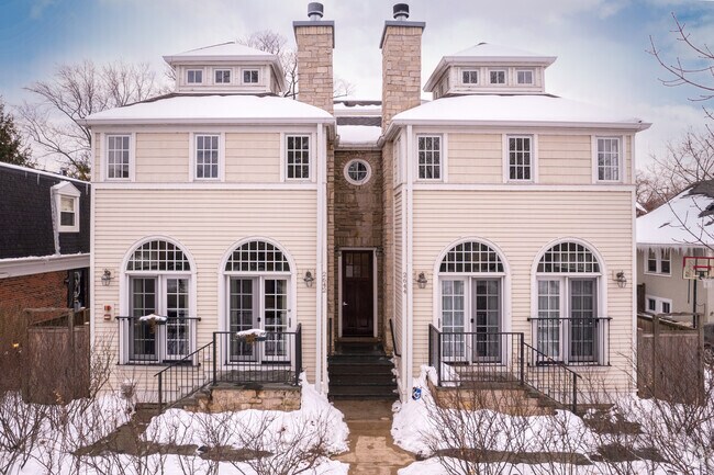 Building Photo - 2642-2644 Prairie Ave