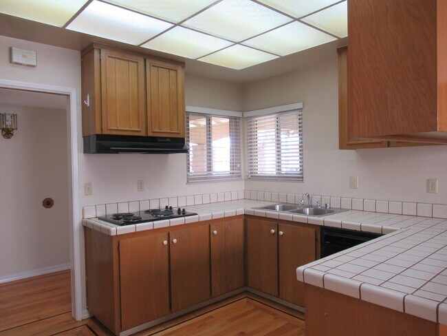 Building Photo - 35936 Dering Pl