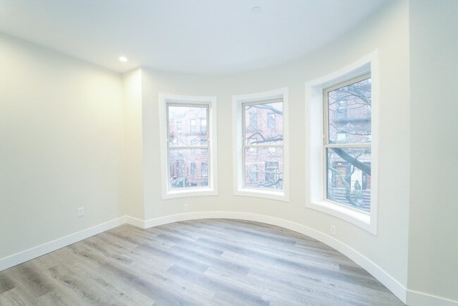 Building Photo - 423 Marlborough St