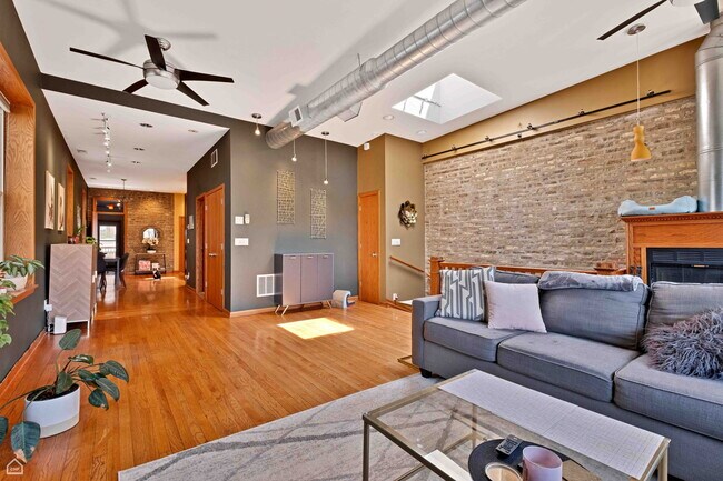 Foto del edificio - 1341 N Western Ave