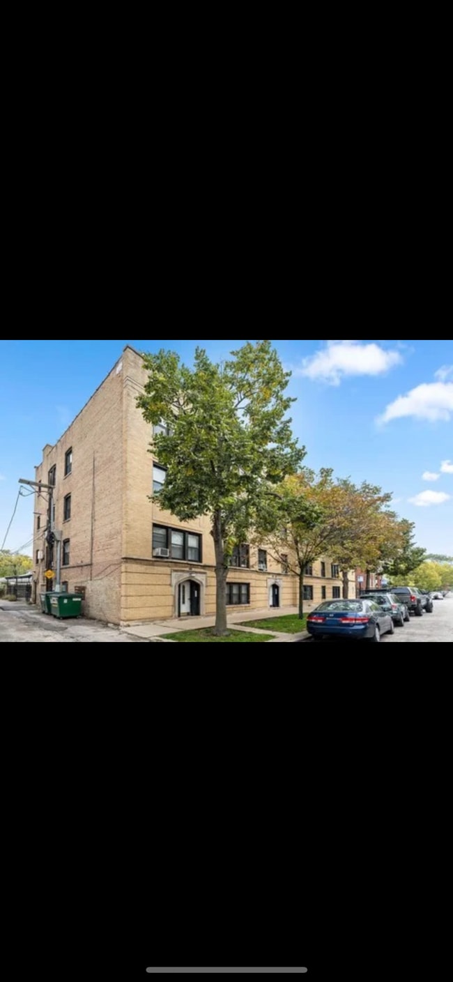 Building Photo - 3606 W Dickens Ave