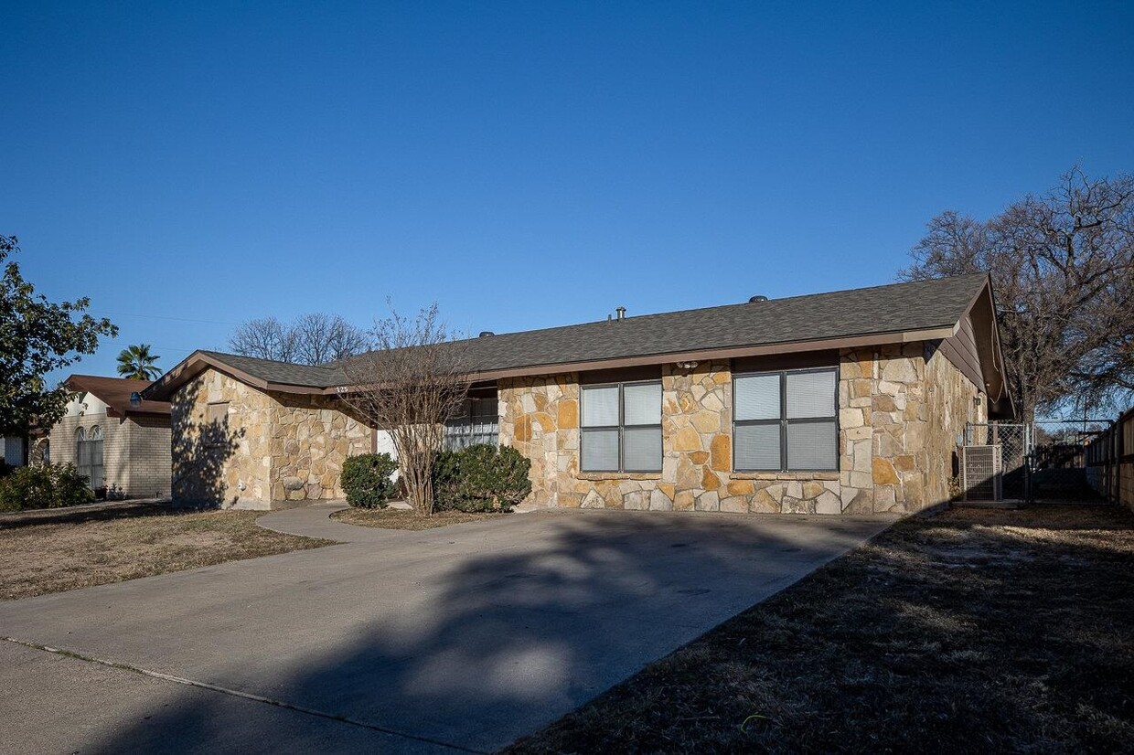 Primary Photo - 725 Sage Dr