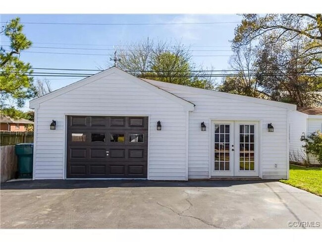 Building Photo - 3 BR / 2 BA Sunny renovated Cape Cod withi...