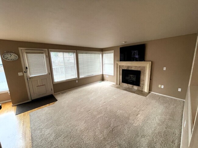 Building Photo - Welcome Home: Elegant Living in a Sunlit S...