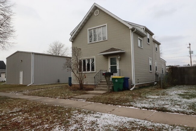 Building Photo - Large 2-Bed Upper Duplex