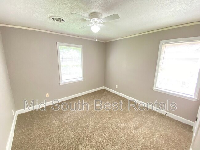 Building Photo - 743 E McKellar Ave