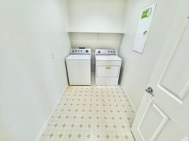 Foto del edificio - BEAUTIFUL 4 BEDROOM HOME IN GUARD GATED CO...