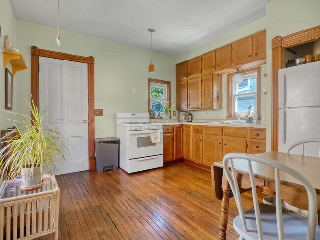Foto del edificio - Classic 2-Bedroom Home in Phillips Neighborhood Pets Welcome!