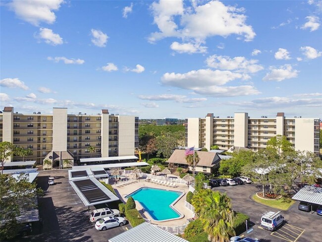 Building Photo - 2700 Cove Cay Dr