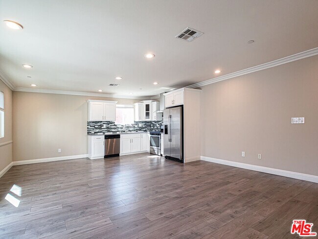 Building Photo - 965 N Wilton Pl