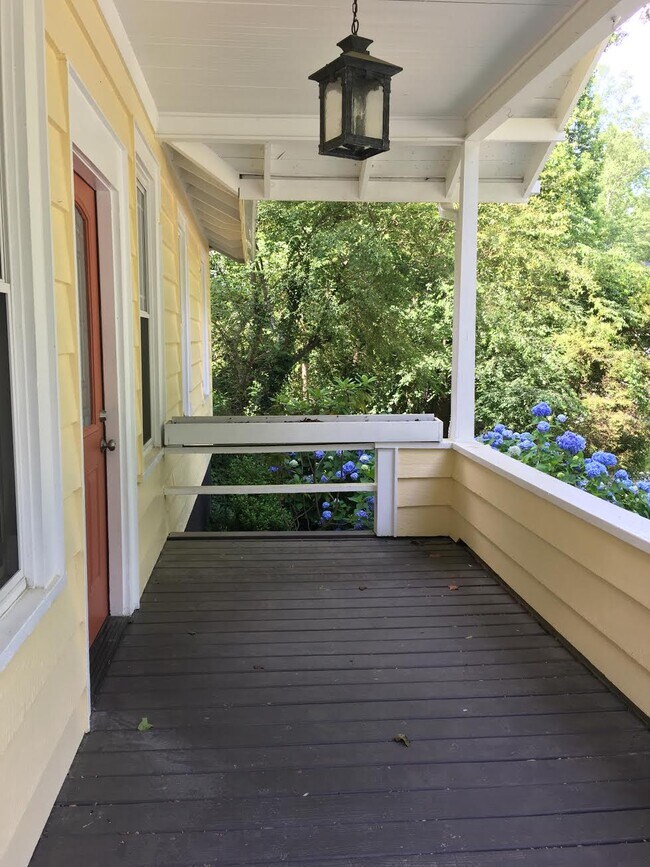 Building Photo - 10 Highland Lake Drive-Flat Rock Cottage-N...