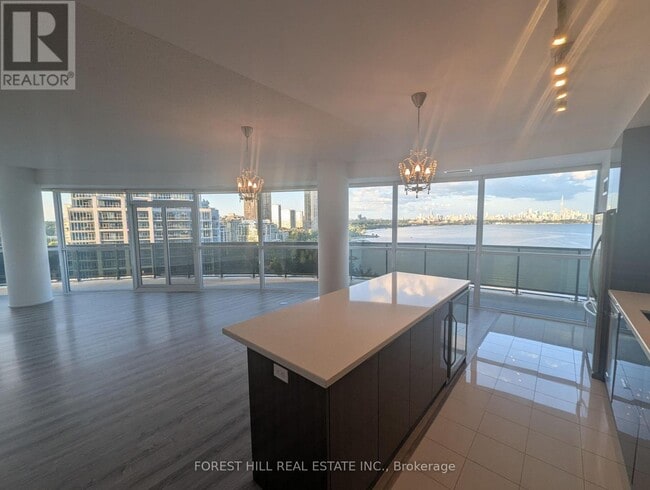Photo du bâtiment - 80 Marine Parade Dr