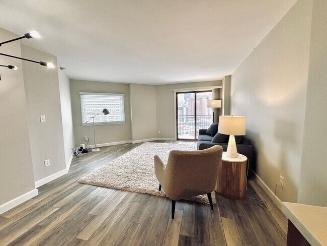 Building Photo - Beautiful 1 bed 1 bath executive condo! Heated parking, gym, sauna!