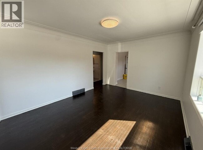Photo du bâtiment - 914 Riverdale Ave