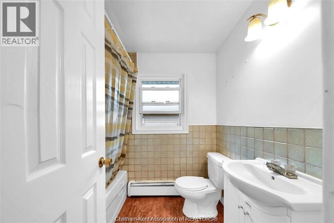 Building Photo - 40 Beechwood Crescent