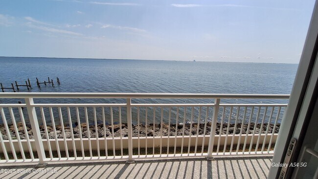 Building Photo - 1805 N Riverside Dr
