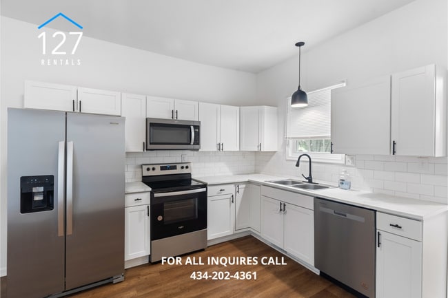 Building Photo - Spacious 3-Bedroom Apartment with Modern U...