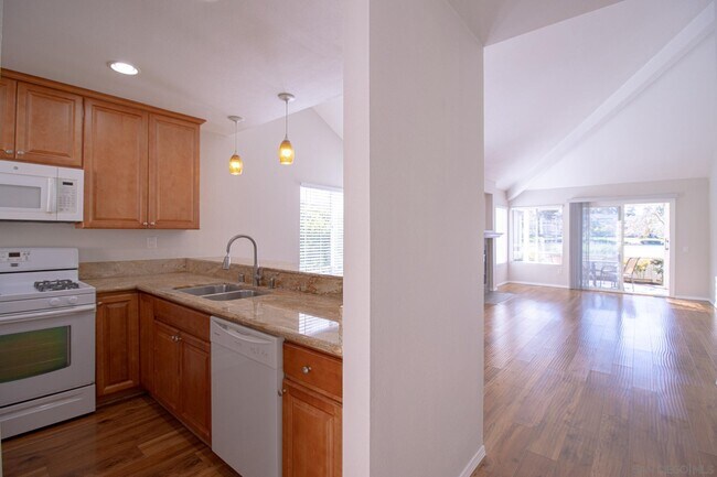 Building Photo - 730 Edgewater Dr