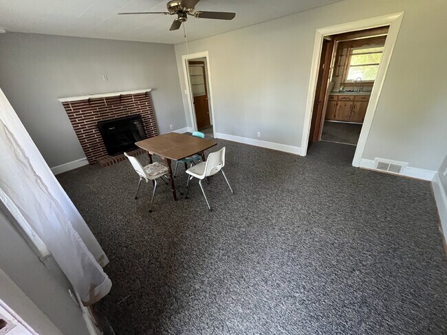 Foto del edificio - "Charming 3-Bedroom Retreat with Spacious Living in Colfax!"