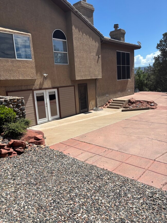 Building Photo - 370 Arroyo Pinon Dr