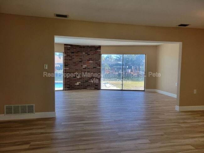 Photo - 1985 Cove Dr House